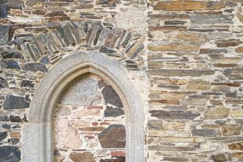 zazděný gotický hrotitý portál v severním průčelí (© Jaroslav Špiroch  09/2025)