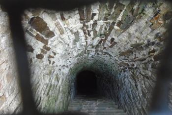 schodiště do sklepení (© Jaroslav Špiroch  09/2025)