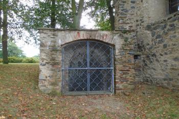 vstup do sklepení u presbytáře (© Jaroslav Špiroch  09/2025)