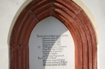 zazděný gotický portál v jižní zdi lodi (© Pavel Zany Komárek 22. 4. 2010)