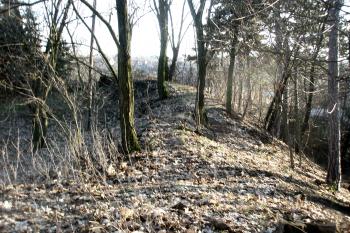 Val jihozápadně od nynějšího kostela (© Prudký Martin, 03/2013)