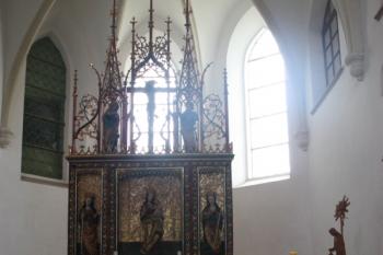 Oltář v někdejším presbytáři gotického kostela ( © Ivan Grisa 07/2011)