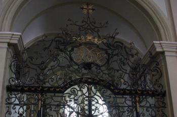 Mříž v linii vítězného oblouku původního gotického kostela ( © Ivan Grisa 07/2011)