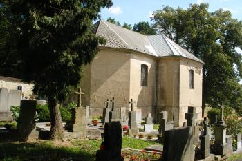 Kostel pod Řebříkem se hřbitovem (© Jiří Špaček, 07/2015)