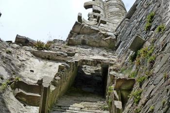 Jeden z mnoha krbů v interiéru dvouvěžového branského domu s částečně zachovalým komínem (© Pavel Semple, 06/2010)