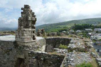 Ochoz dvouvěžového branského domu a částečně zachovalý komín (© Pavel Semple, 06/2010)