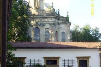 Pohled z druhého nádvoří ke kostelu Nejsvětější Trojice. (© Zdenka Dokoupilová, 07/2011)