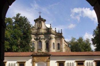 Pohled ke kostelu Nejsvětější Trojice z druhého nádvoří. (© Zdenka Dokoupilová, 07/2011)
