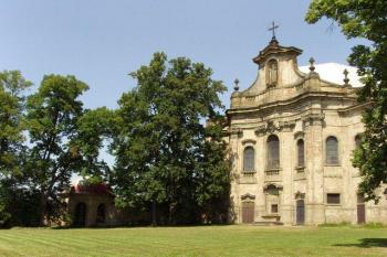 Průčelí kostela Nejsvětější Trojice a kaple sv. Kříže. (© Zdenka Dokoupilová, 07/2011)