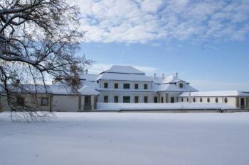 Pohled k zámku od kostela Nejsvětější Trojice. (© Zdenka Dokoupilová, 07/2011)