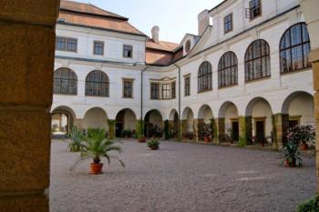 První zámecké nádvoří. (© Zdenka Dokoupilová, 07/2011)