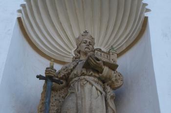 socha sv. Jindřicha II. na průčelí kostela (© Milan Caha 05/2012)