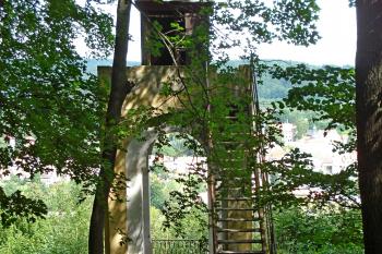 Zděná rozhledna – vyhlídkový altán. Výhled převážně na město Benešov nad Ploučnicí (© Jaroslav Vavera, 07/2011)