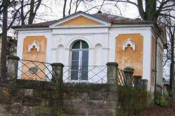 Kaple Povýšení sv. Kříže v parku ( © Pavel Vítek 12/2005)