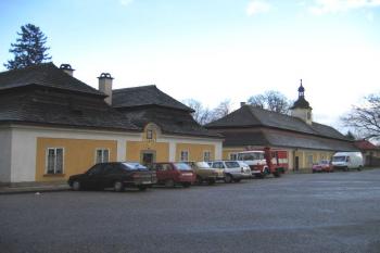 Hospodářské budovy zámku ( © Pavel Vítek 12/2005)