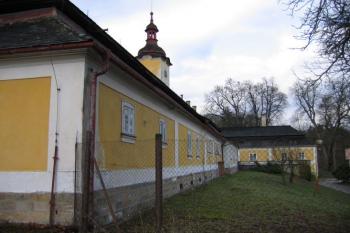 Hospodářské budovy zámku ( © Pavel Vítek 12/2005)