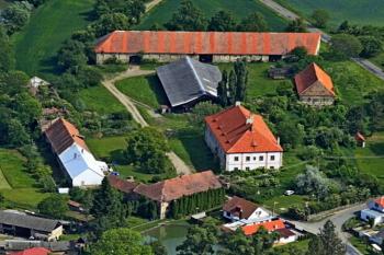 Letecký pohled na zámek a hospodářské budovy (© Michael Drahoš 2011-2012)