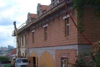 Zámeček v rekonstrukci, od SV (© Eva Horáková 05/2013)