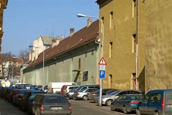 starší část budovy - boční průčelí (© Milan Caha 04/2012)