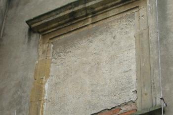 zazděné okno s kamenným ostěním (© D Dohňanský, 01/2016)