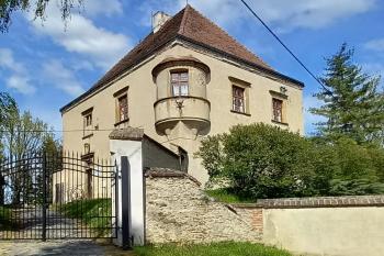 Pohled od návsi (© Ivo Rozehnal  05/2023)