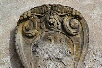 erbovní kartuše města Olomouce na průčelí tvrze ( © Pavel Zany Komárek 5/4/2003)