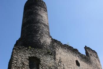 Severozápadní nároží jádra hradu s velkou věží, v popředí hranolová bašta ( © Ivan Grisa 05/2011)