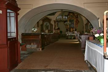 průhled podvěžím do interiéru (© Pavel Zany Komárek 17. 5. 2009)