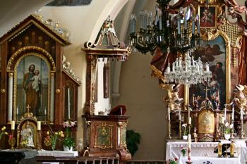 boční a hlavní oltář, kazatelna (© Pavel Zany Komárek 17. 5. 2009)