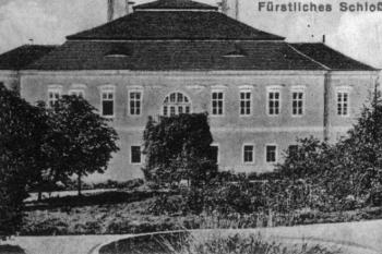 hlavní průčelí na historické pohlednici z r. 1912 (© Heinrich Hartmann, Wien V/1, Wiedener-Haupstr. 97)