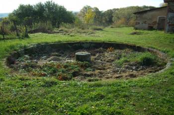 fontána v zámeckém areálu (© Petr Pospíšil, 10/2013)