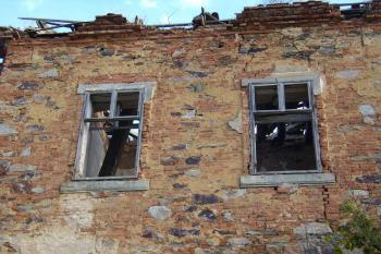 pohled na propadlou střechu (© Petr Pospíšil, 10/2013)