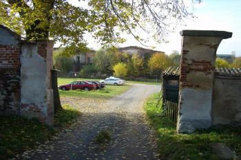 vjezd do zámeckého areálu (© Petr Pospíšil, 10/2013)