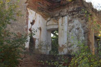 zřícená část fasády (© Petr Pospíšil, 10/2013)