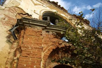 zřícený balkon nad hlavním vstupem (© Petr Pospíšil, 10/2013)