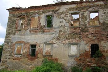 fasáda - pohled od západu (© Petr Pospíšil, 07/2014)