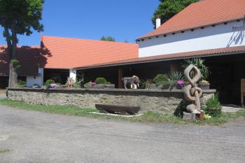 hospodářské budovy (dřevořezby ze sympozií, konaných na tvrzi) (© Jaroslav Špiroch, 05/2018)