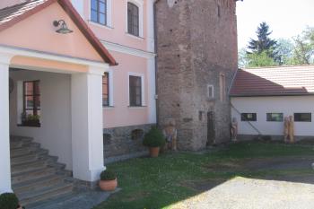 tvrz se zámečkem od severovýchodu (© Jaroslav Špiroch, 05/2018)