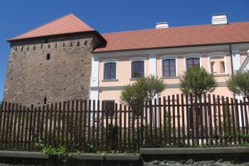 tvrz se zámečkem od východu (© Jaroslav Špiroch, 05/2018)