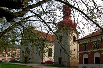 kostel, zvonice a fara (© Rodochrozit, 04/2013)