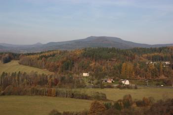 Hvozd a Sokol (v popředí) z velké zámecké věže ( © Ivan Grisa 10/2010)