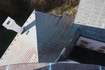 Pohled do kouta mezi jižním a východním (kuchyňským) křídlem: lze vidět ostění obou portálků na někdejší vstupní lávku do věže ( © Ivan Grisa 10/2010)