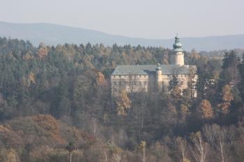 Zámek od západu (od silnice na Petrovice) ( © Ivan Grisa 10/2010)