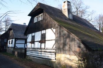 Sesterské chalupy u cesty od letohrádku na zámek ( © Ivan Grisa 10/2010)