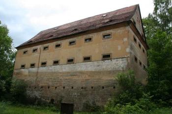 Sýpka v předhradí (© Ivan Grisa, 06/2006)