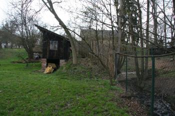 Vlevo zbytek pahorku tvrze a v pravo zbytek příkopu (© Petr Nožička 04/2013)