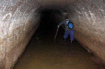 Vstupní chodba je často plná vody (© Jiří Cukr, 11/2006)