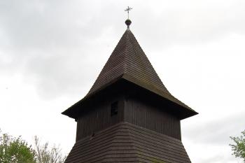 zvonice ze hřbitova (© Rodochrozit, 05/2013)