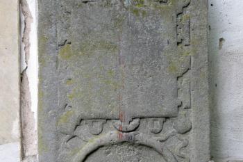 náhrobní kámen ve zdi kostela (© Rodochrozit, 05/2013)