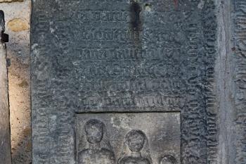 společný náhrobník Barbory, Ofelie a Johanky, tří dcer Buriana Něnkovského z Medonos zemřelých r. 1562 (© Pavel Zany Komárek 8. 11. 2010)